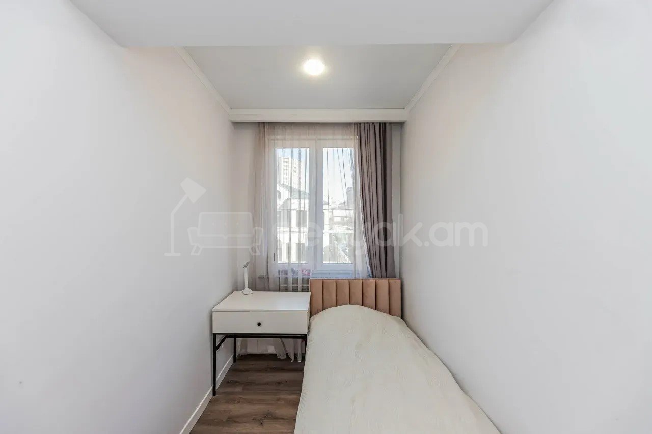4 Սենյականոց Բնակարան Քարե Շենքում, 74քմ, 2/5 հարկ, Կապիտալ Վերանորոգված