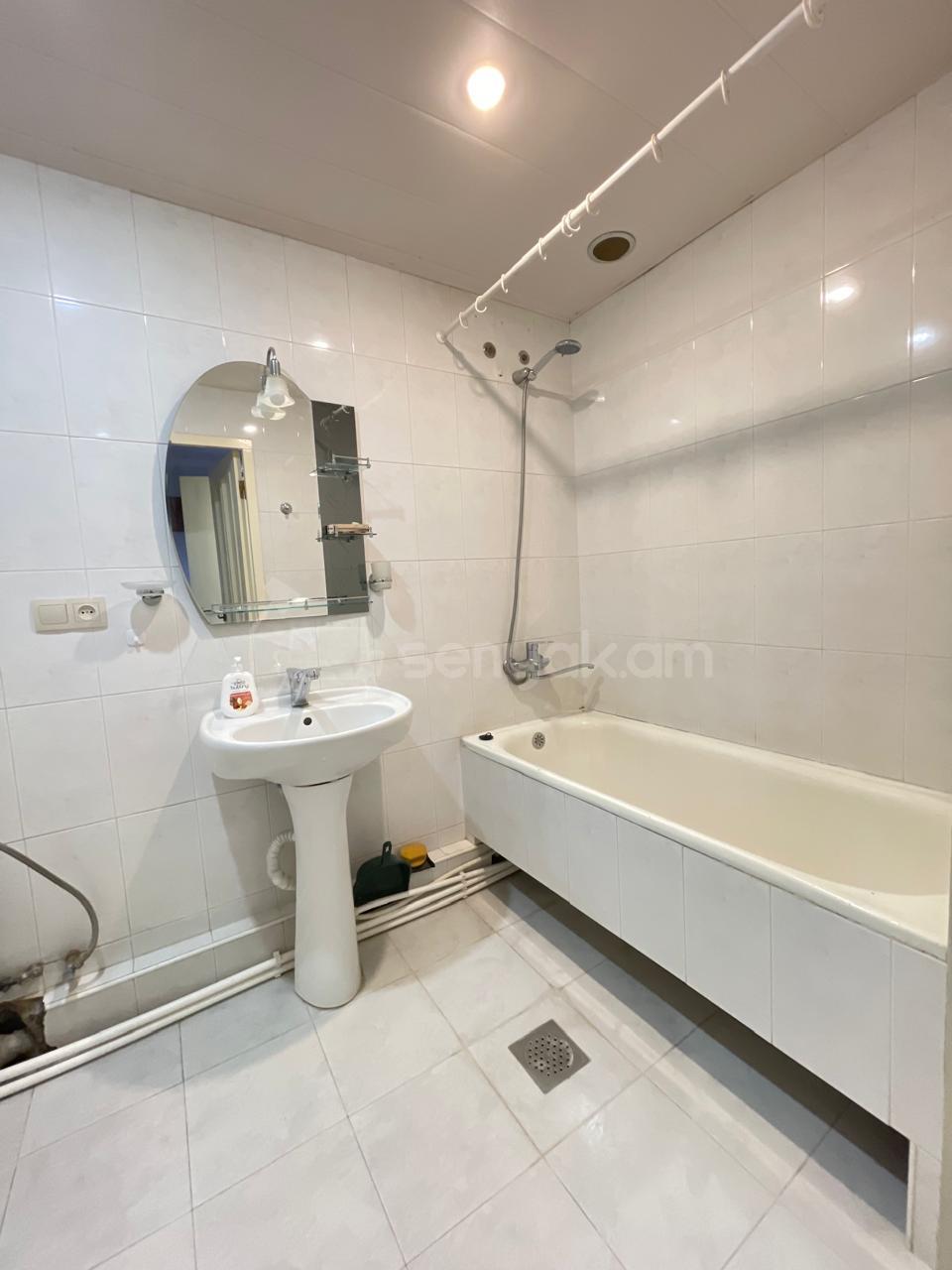 3 Սենյականոց Բնակարան Քարե Շենքում, 77քմ, 3/5 հարկ, Կոսմետիկ Վերանորոգված