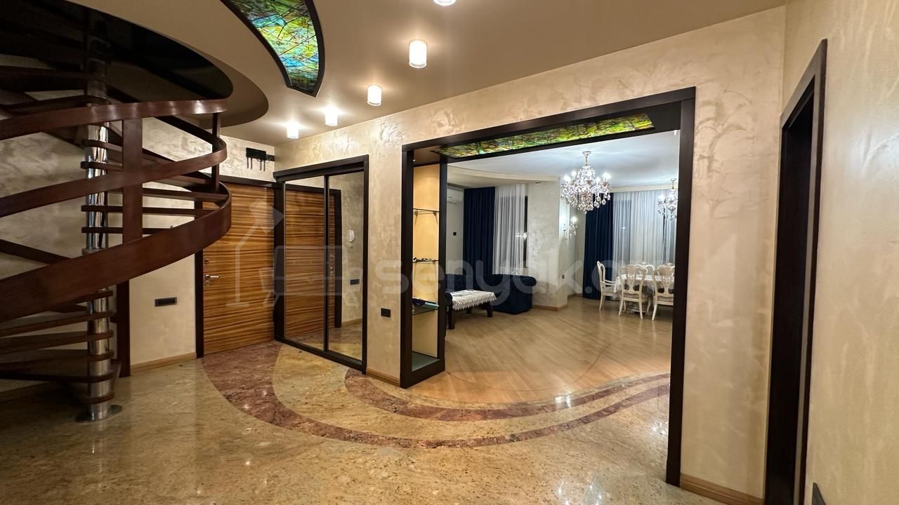 4 Սենյականոց Բնակարան Քարե Շենքում, 215քմ, 4/4 հարկ, Դիզայներական Վերանորոգված, Կահավորված, Արևկող