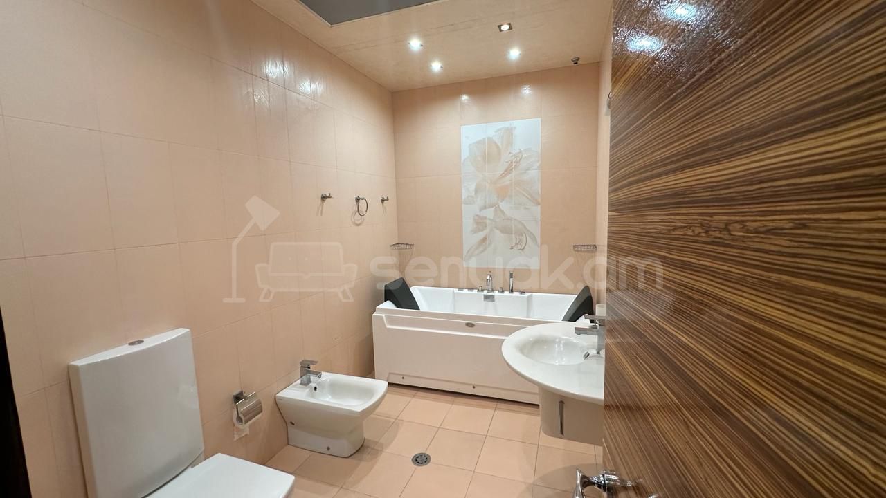 4 Սենյականոց Բնակարան Քարե Շենքում, 215քմ, 4/4 հարկ, Դիզայներական Վերանորոգված, Կահավորված, Արևկող
