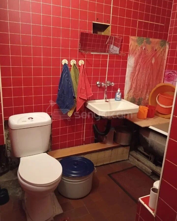 2 Սենյականոց Բնակարան Քարե Շենքում, 48քմ, 5/5 հարկ, Պետական Վիճակում