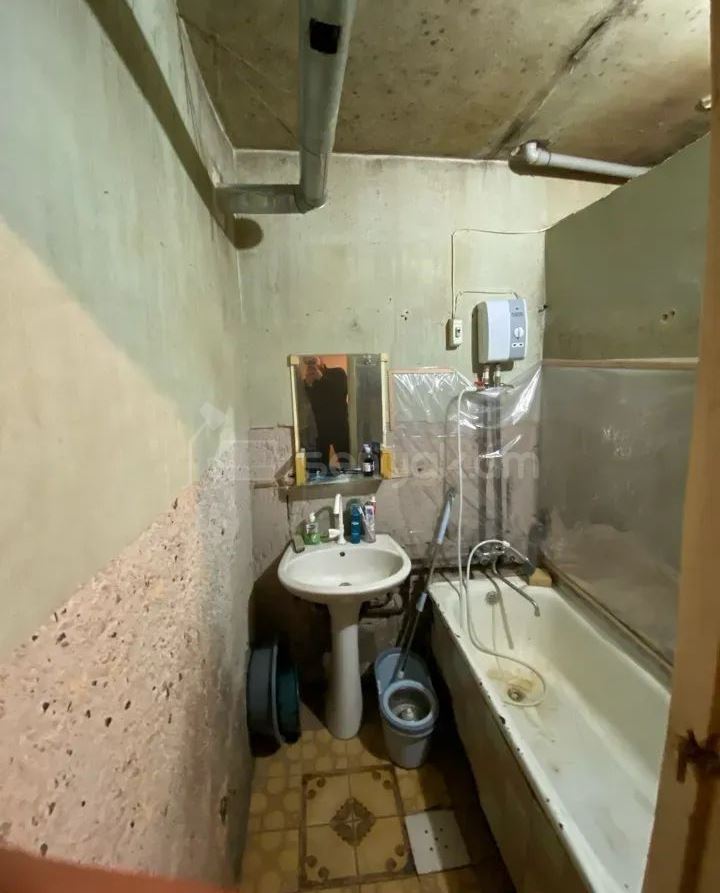 3 Սենյականոց Բնակարան Քարե Շենքում, 83քմ, 2/5 հարկ, Պետական Վիճակում