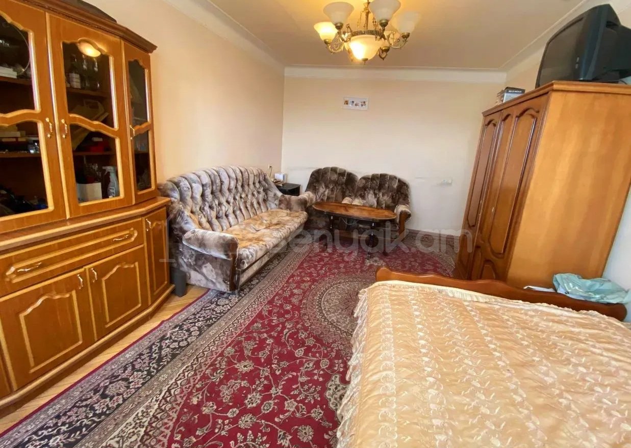 1 Սենյականոց Բնակարան Քարե Շենքում, 40քմ, 3/5 հարկ, Նորմալ Վիճակում, Կահավորված