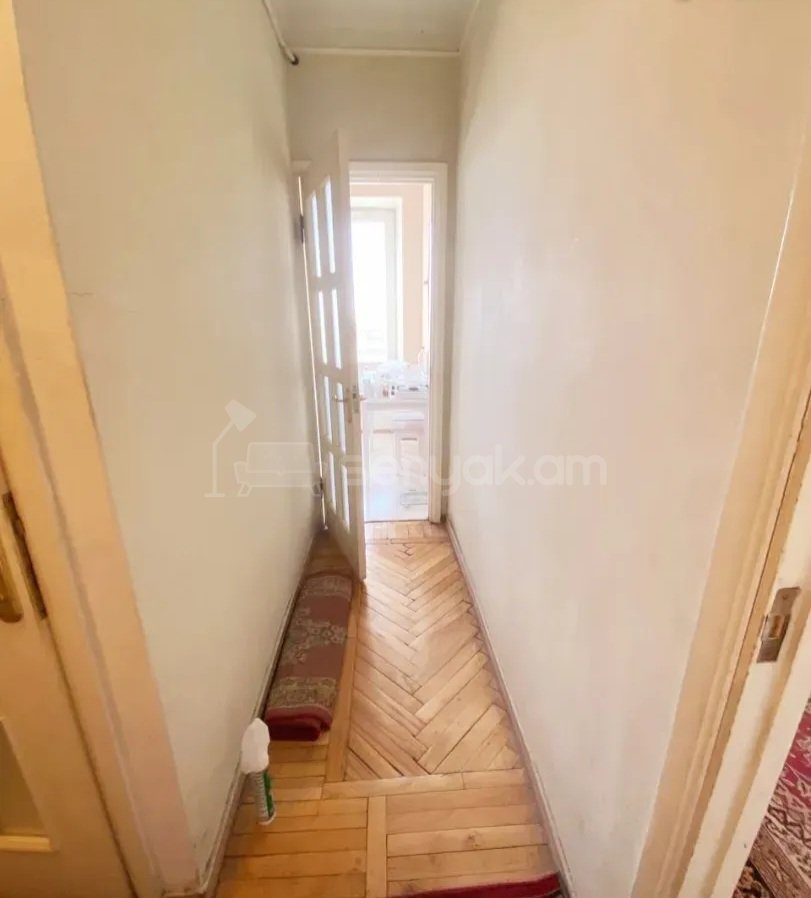 1 Սենյականոց Բնակարան Քարե Շենքում, 40քմ, 3/5 հարկ, Նորմալ Վիճակում, Կահավորված