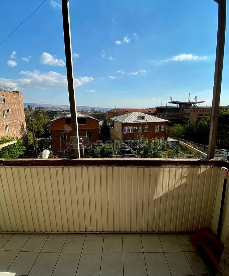 1 Սենյականոց Բնակարան Քարե Շենքում, 40քմ, 3/5 հարկ, Նորմալ Վիճակում, Կահավորված