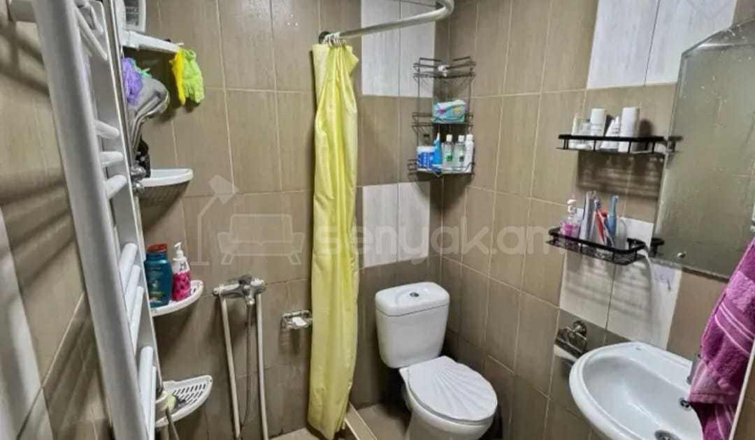 3 Սենյականոց Բնակարան Քարե Շենքում, 70քմ, 1/5 հարկ, Կապիտալ Վերանորոգված
