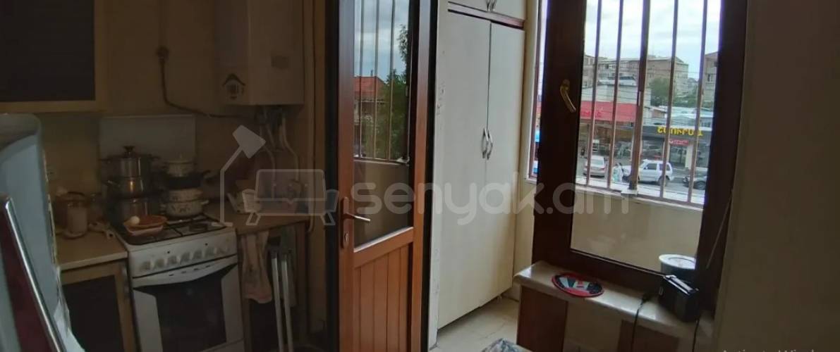 3 Սենյականոց Բնակարան Քարե Շենքում, 78քմ, 2/5 հարկ, Կապիտալ Վերանորոգված