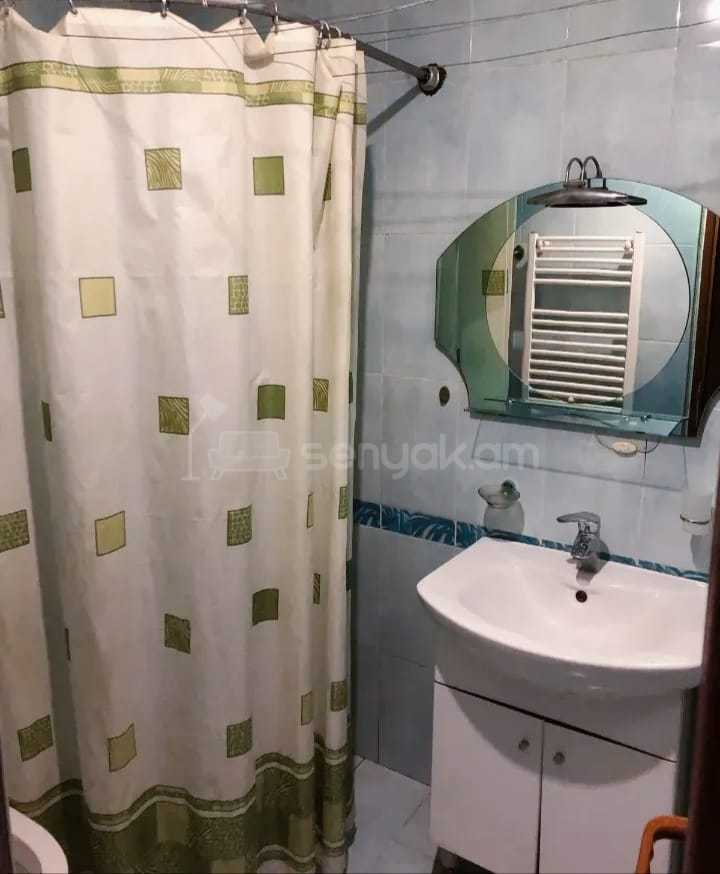 3 Սենյականոց Բնակարան Քարե Շենքում, 54քմ, 1/5 հարկ, Նորմալ Վիճակում, Կահավորված