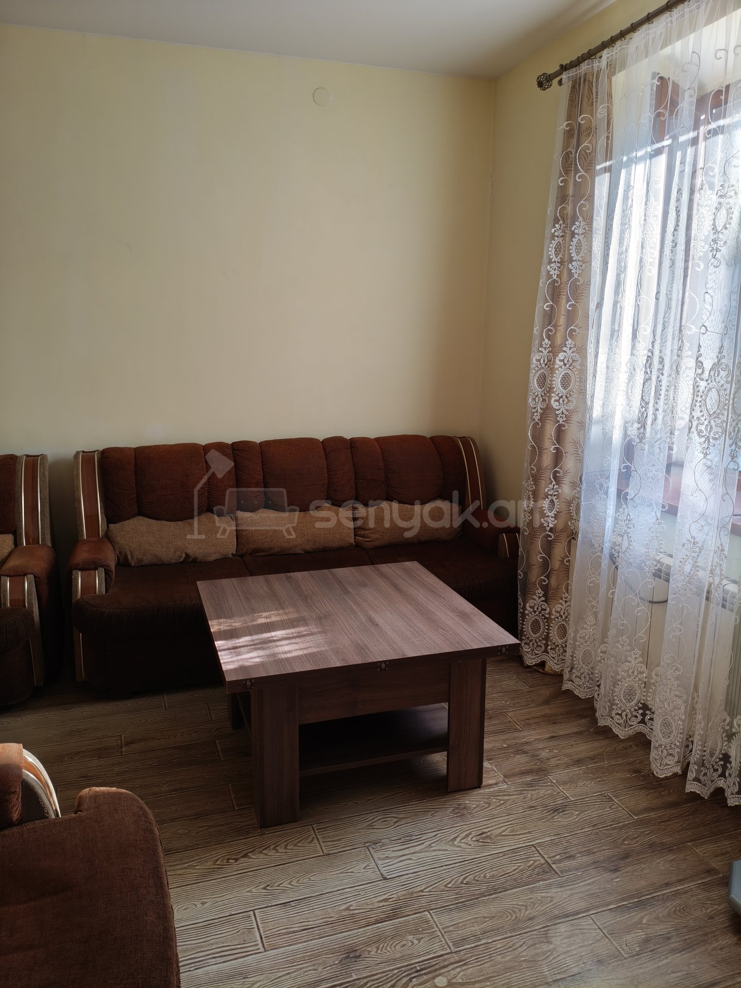 3 Սենյականոց Բնակարան Քարե Շենքում, 63քմ, 1/1 հարկ, Նորմալ Վիճակում, Կահավորված, Արևկող