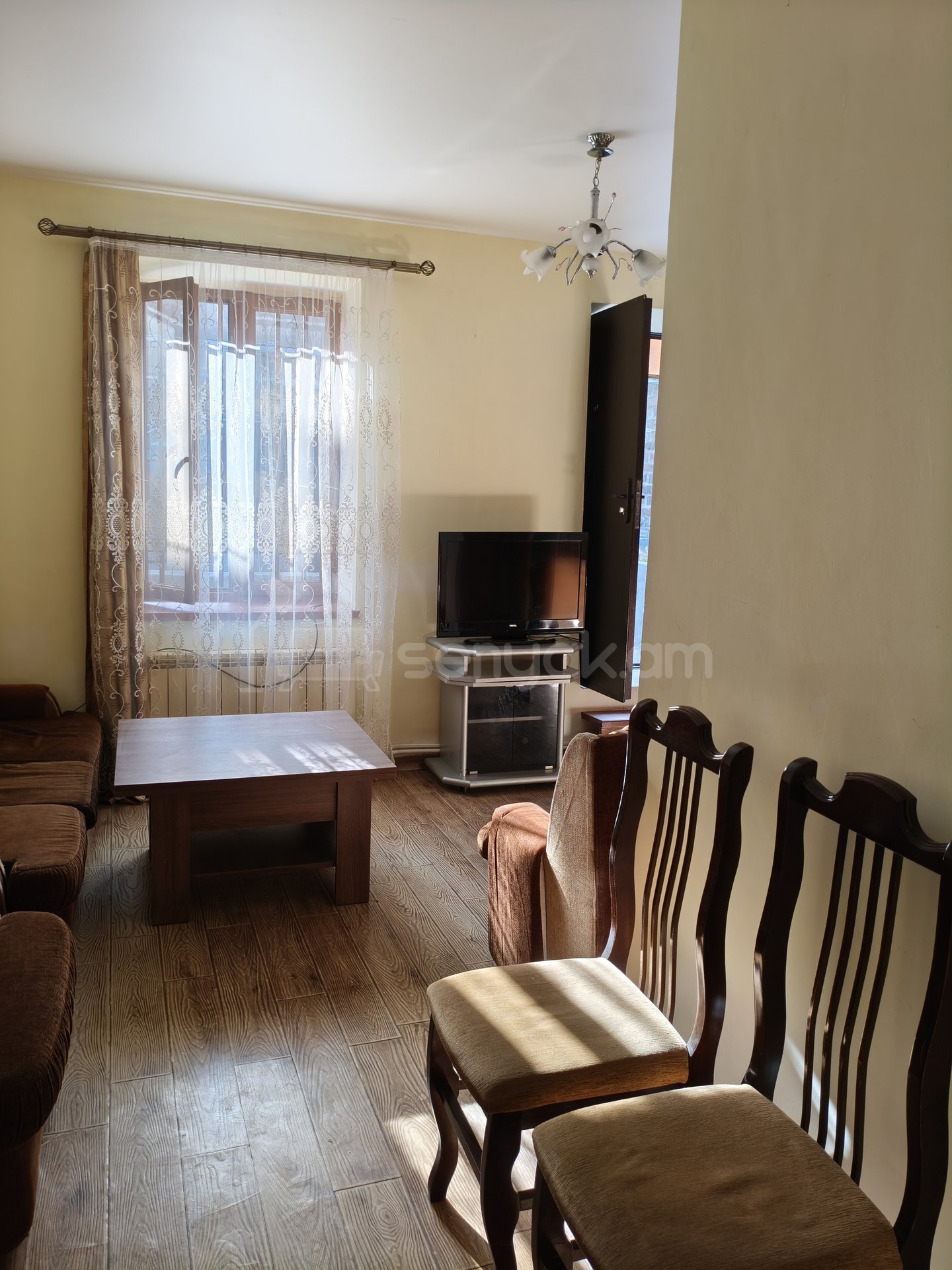 3 Սենյականոց Բնակարան Քարե Շենքում, 63քմ, 1/1 հարկ, Նորմալ Վիճակում, Կահավորված, Արևկող