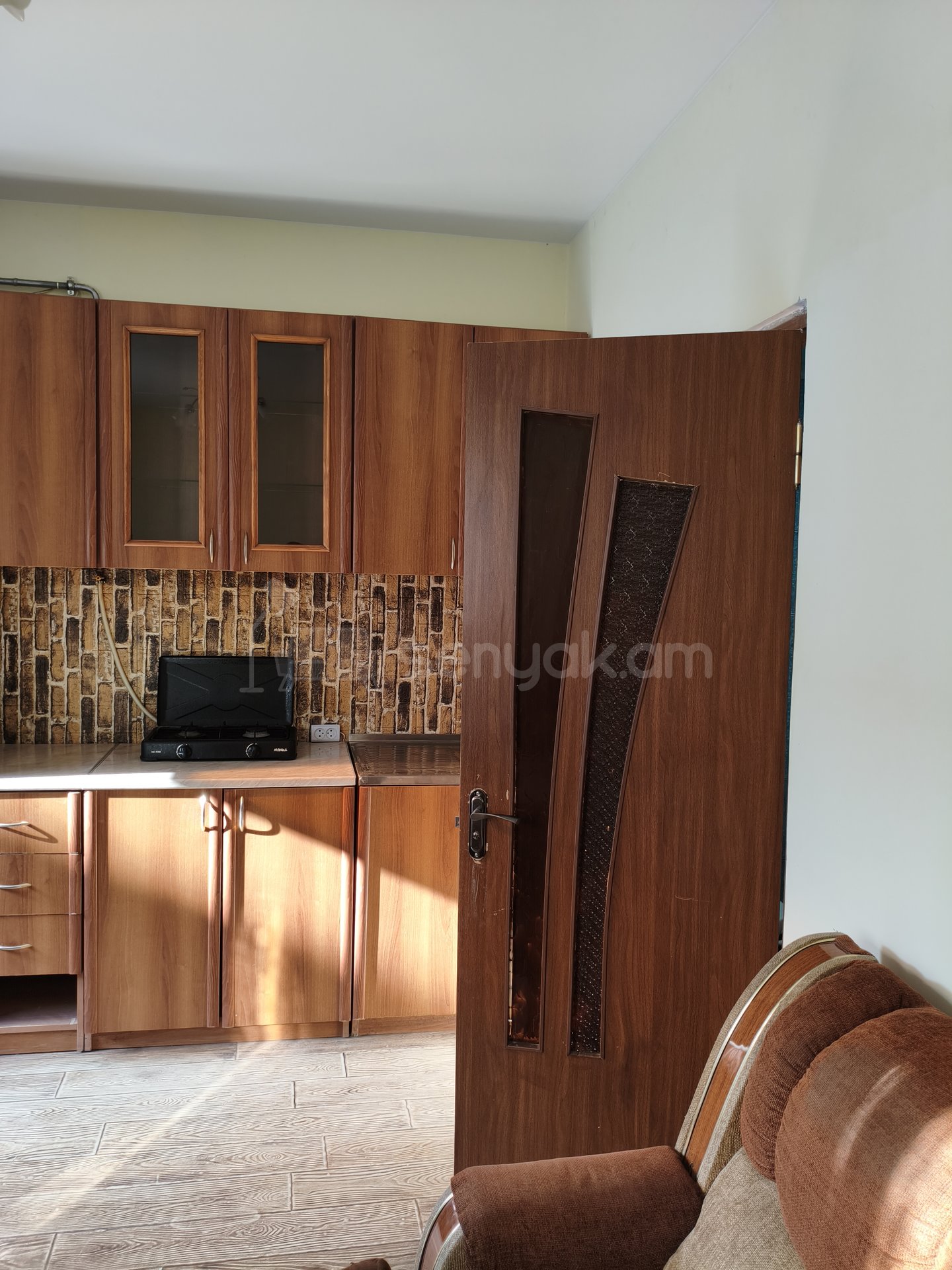 3 Սենյականոց Բնակարան Քարե Շենքում, 63քմ, 1/1 հարկ, Նորմալ Վիճակում, Կահավորված, Արևկող