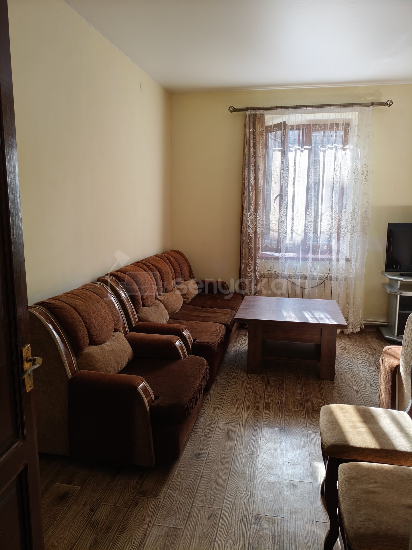 3 Սենյականոց Բնակարան Քարե Շենքում, 63քմ, 1/1 հարկ, Նորմալ Վիճակում, Կահավորված, Արևկող
