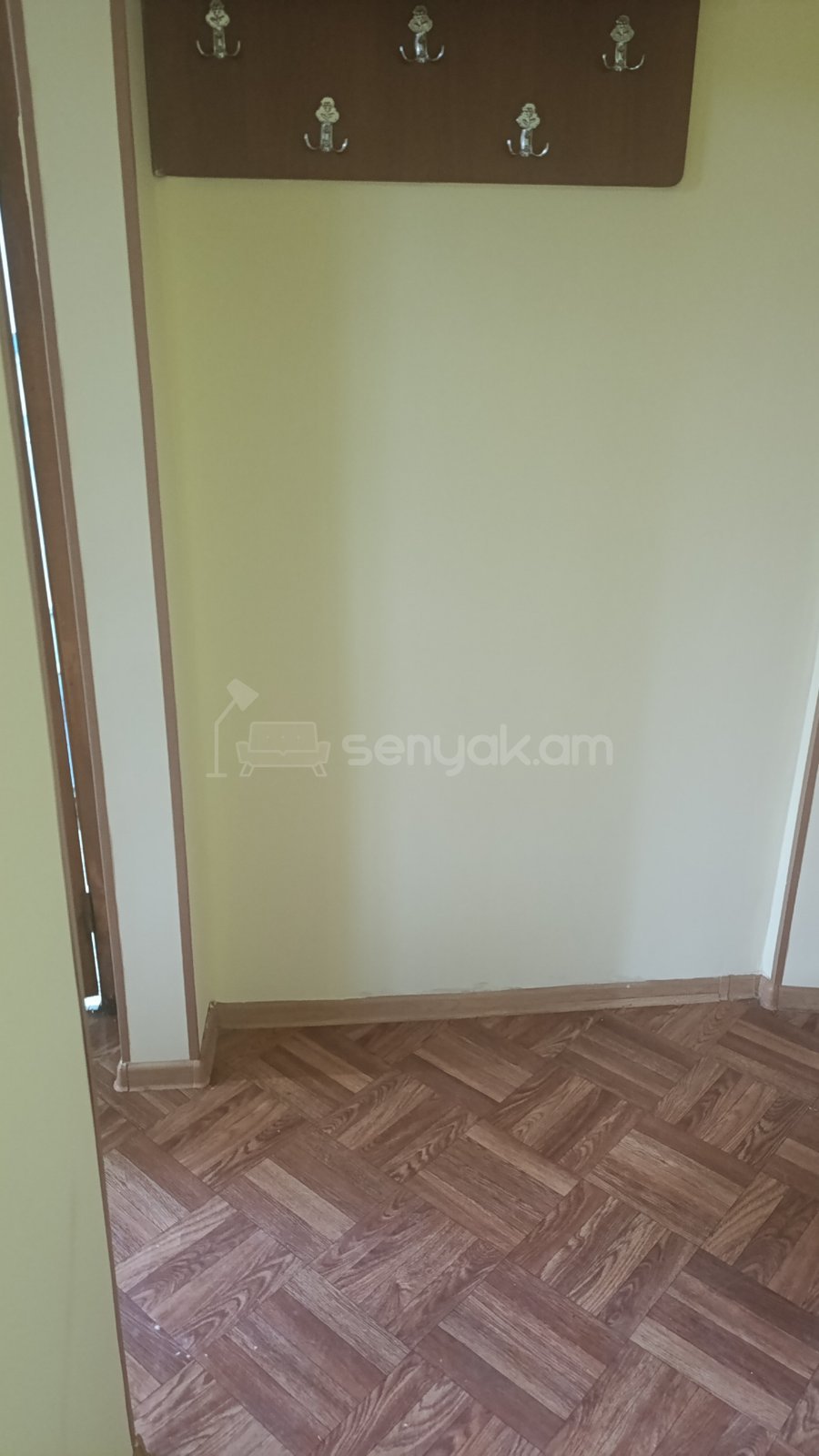 1 Սենյականոց Բնակարան Քարե Շենքում, 45քմ, 3/5 հարկ, Նորմալ Վիճակում, Կահավորված, Արևկող