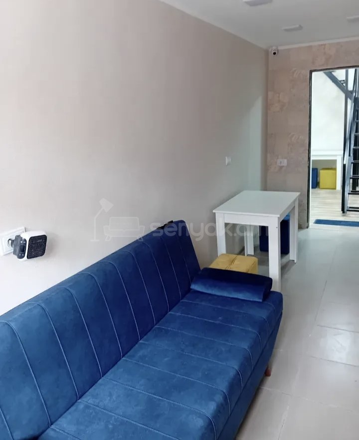 2 Սենյականոց Բնակարան Քարե Շենքում, 42քմ, 2/2 հարկ, Նորմալ Վիճակում, Կահավորված
