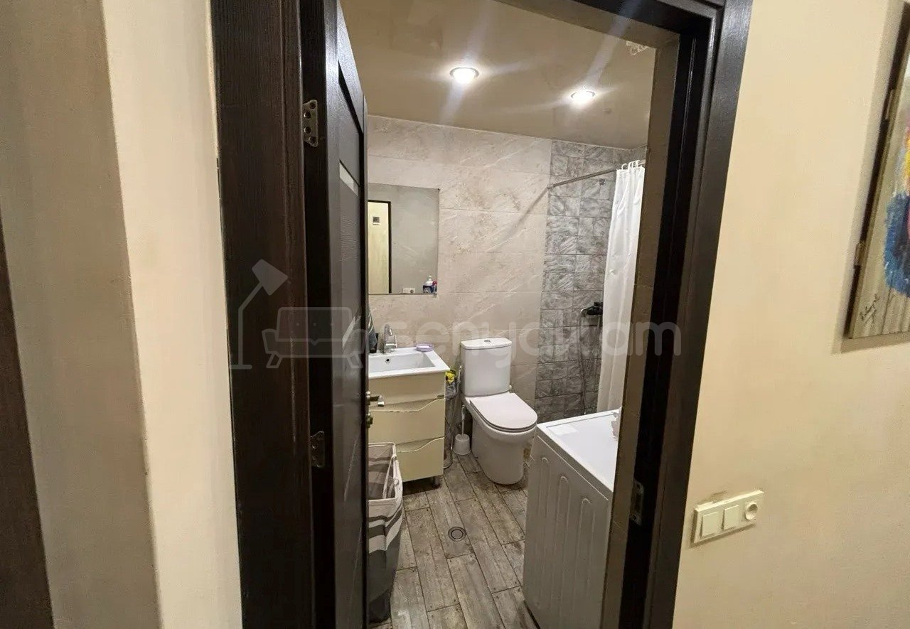 3 Սենյականոց Բնակարան Քարե Շենքում, 78քմ, 7/8 հարկ, Կապիտալ Վերանորոգված