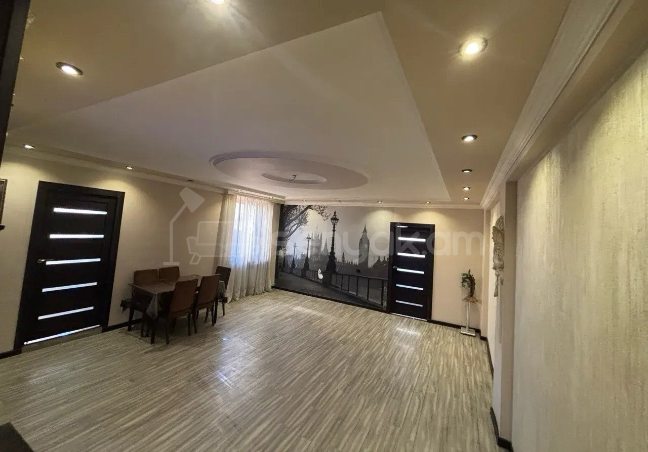 3 Սենյականոց Բնակարան Քարե Շենքում, 78քմ, 7/8 հարկ, Կապիտալ Վերանորոգված