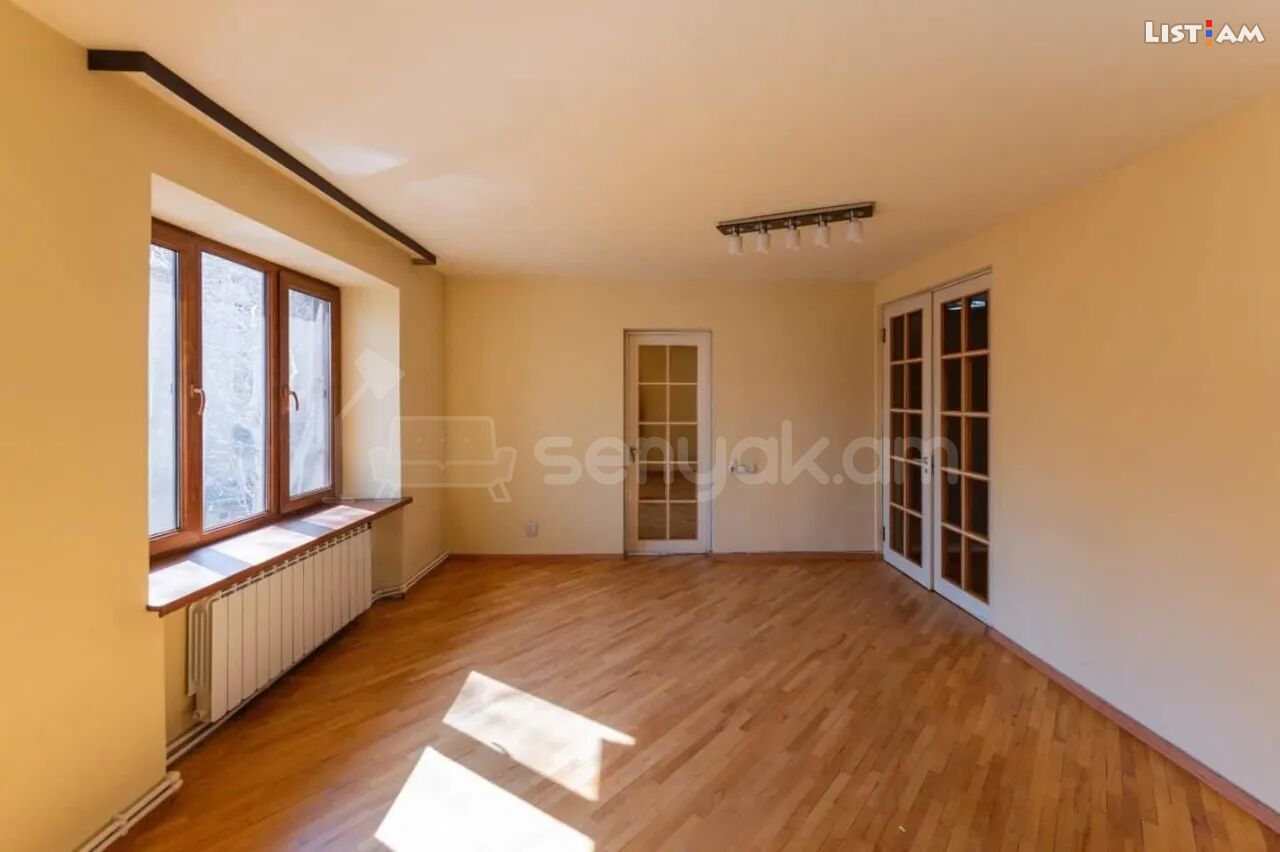 3 Սենյականոց Բնակարան Քարե Շենքում, 100քմ, 3/4 հարկ, Կապիտալ Վերանորոգված