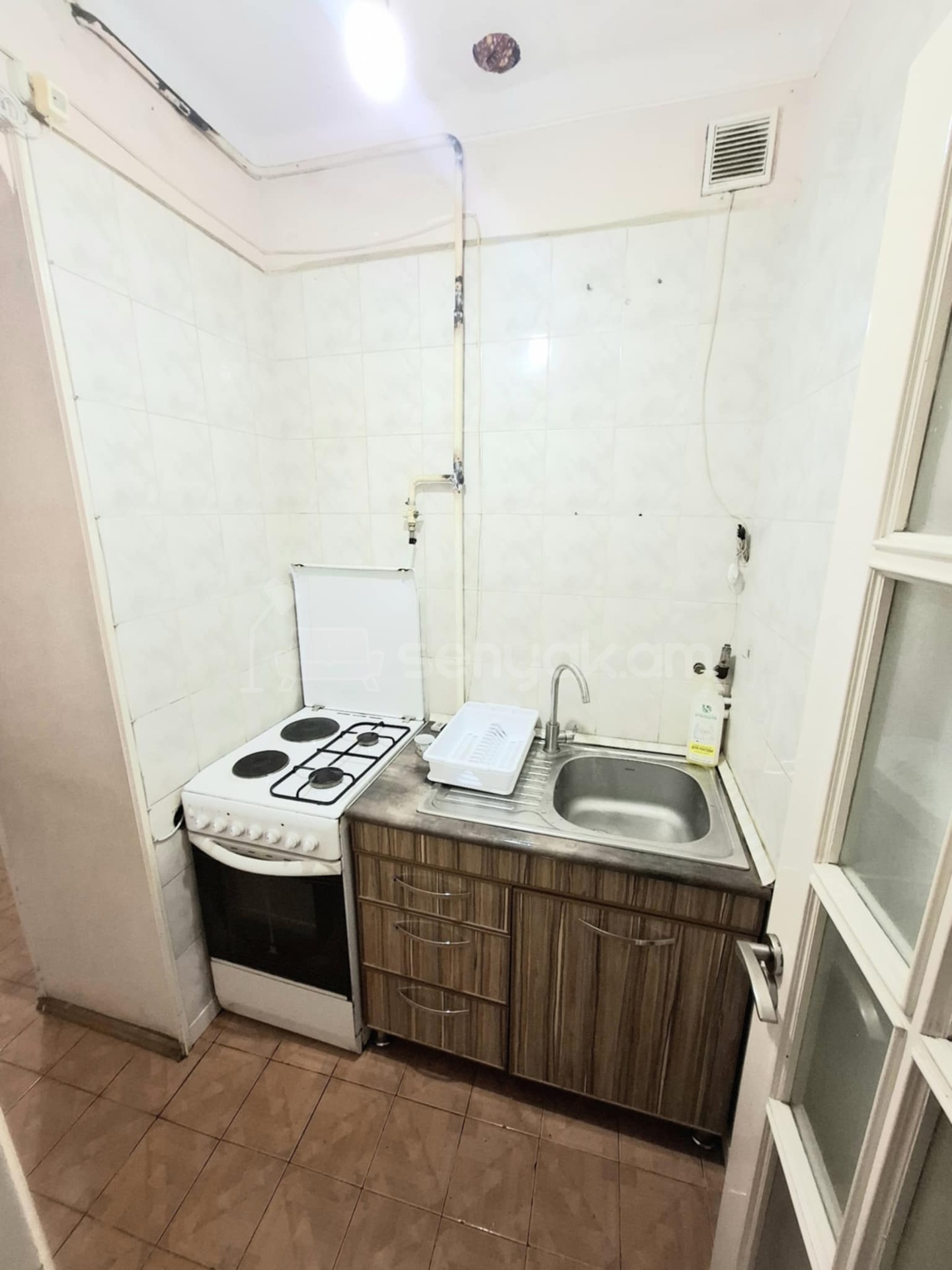 3 Սենյականոց Բնակարան Քարե Շենքում, 65քմ, 4/4 հարկ, Նորմալ Վիճակում, Կահավորված, Արևկող