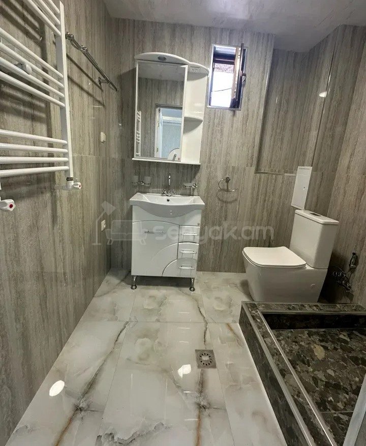 2 Սենյականոց Բնակարան Քարե Շենքում, 57քմ, 2/5 հարկ, Կապիտալ Վերանորոգված