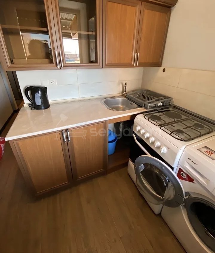 1 Սենյականոց Բնակարան Քարե Շենքում, 42քմ, 3/5 հարկ, Կապիտալ Վերանորոգված, Կահավորված