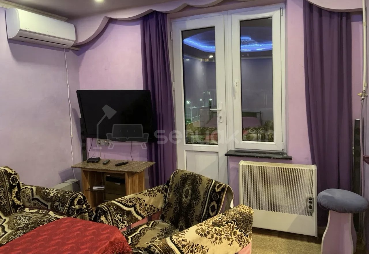 1 Սենյականոց Բնակարան Քարե Շենքում, 44քմ, 2/4 հարկ, Նորմալ Վիճակում, Կահավորված
