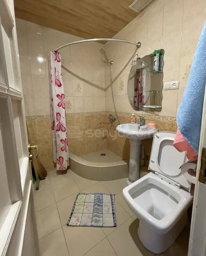 1 Սենյականոց Բնակարան Քարե Շենքում, 44քմ, 2/4 հարկ, Նորմալ Վիճակում, Կահավորված