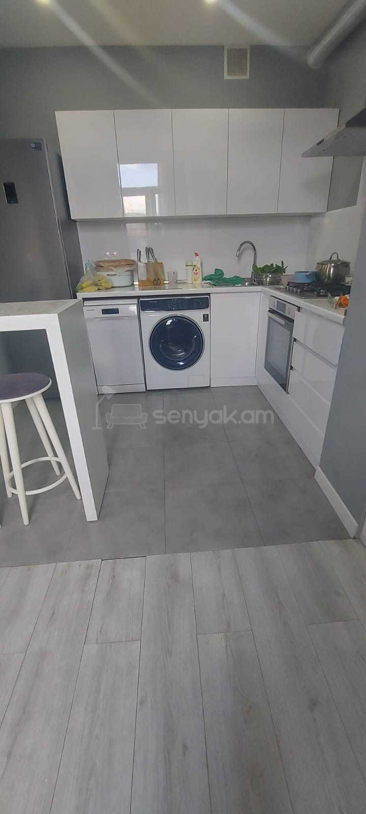 2 Սենյականոց Բնակարան Քարե Շենքում, 60քմ, 5/5 հարկ, Նորմալ Վիճակում