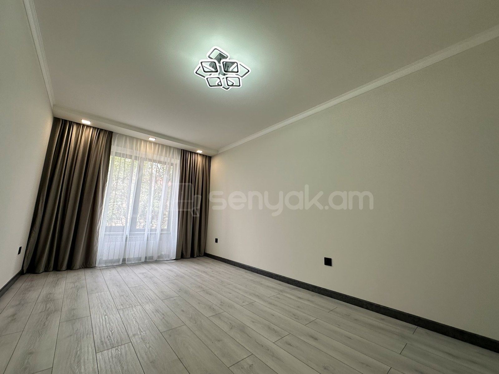 3 Սենյականոց Բնակարան Քարե Շենքում, 85քմ, 3/5 հարկ, Դիզայներական Վերանորոգված