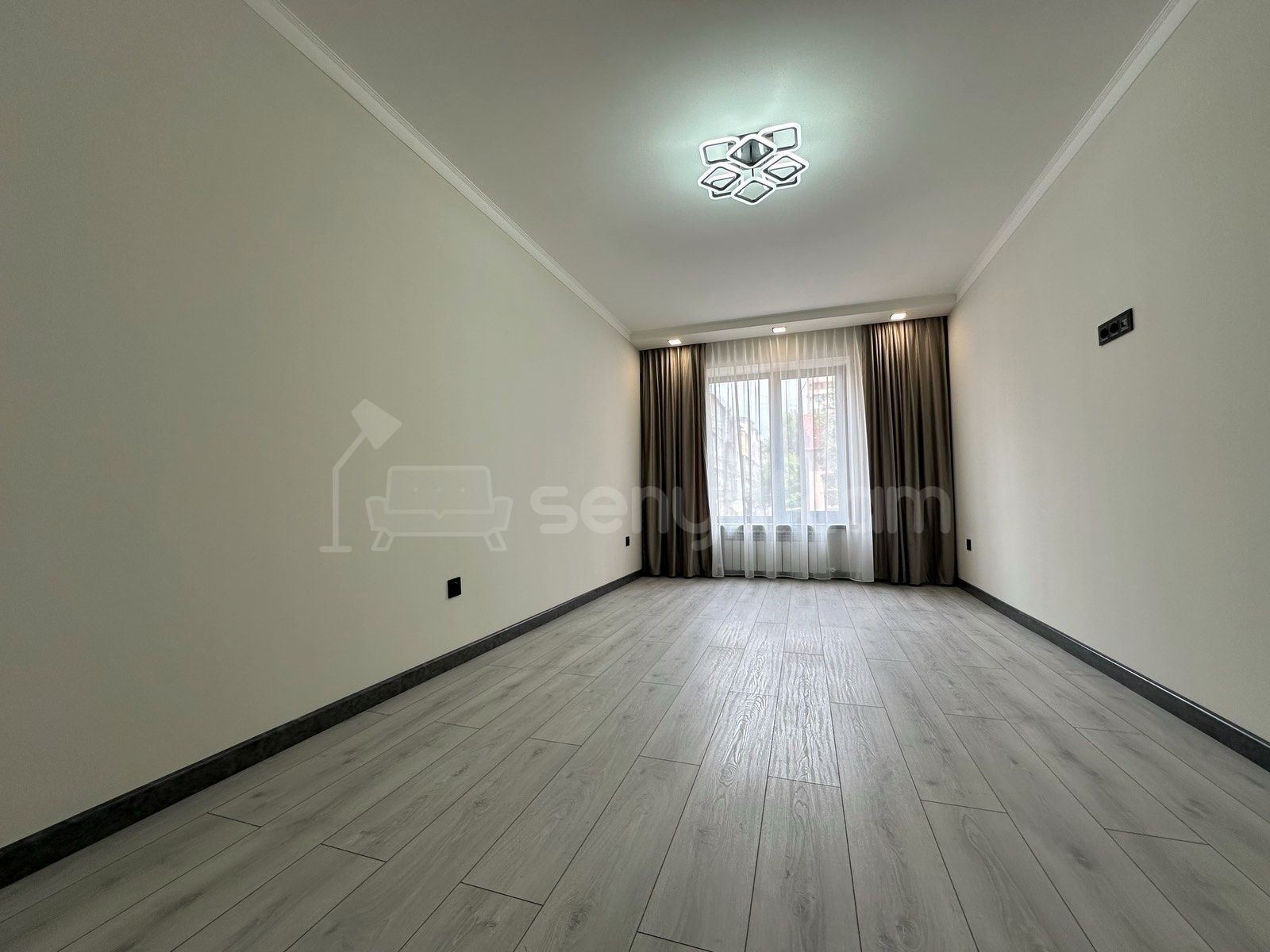 3 Սենյականոց Բնակարան Քարե Շենքում, 85քմ, 3/5 հարկ, Դիզայներական Վերանորոգված