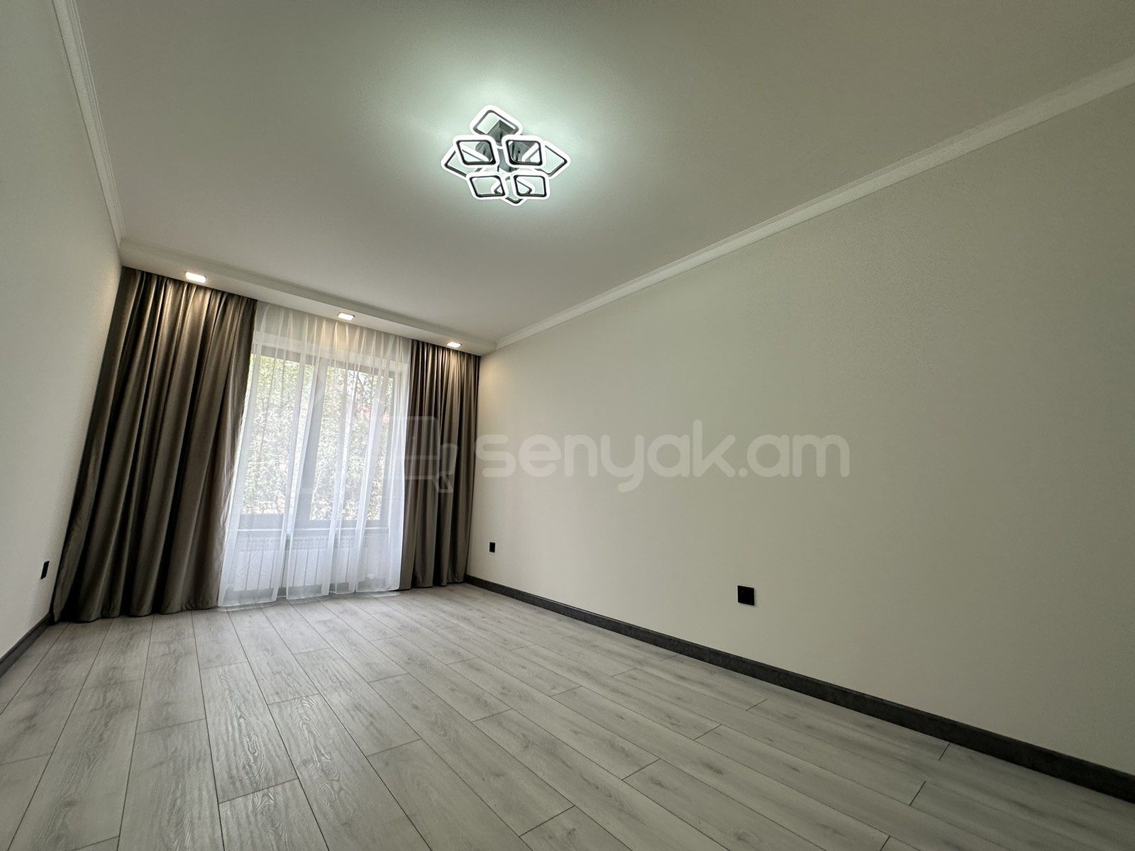 3 Սենյականոց Բնակարան Քարե Շենքում, 85քմ, 3/5 հարկ, Դիզայներական Վերանորոգված