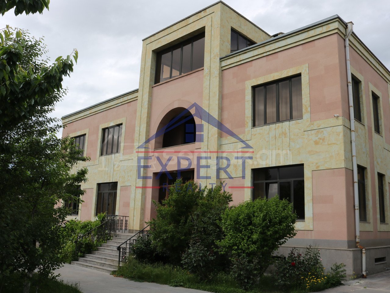 8 Սենյականոց Շքեղ Առանձնատուն, 1400քմ, Կահավորված, Ավտոտնակով