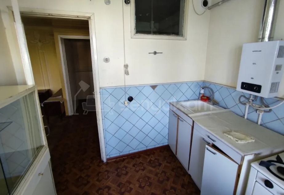 1 Սենյականոց Բնակարան Քարե Շենքում, 38քմ, 4/4 հարկ, Պետական Վիճակում
