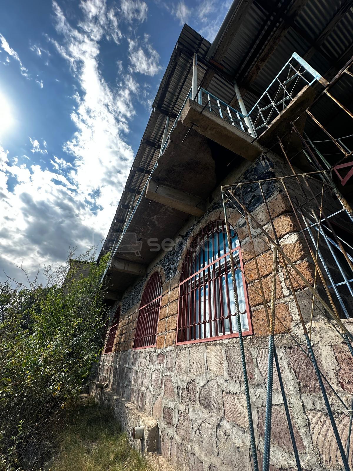 6 Սենյականոց Ամառանոց, 220քմ, Ավտոտնակով
