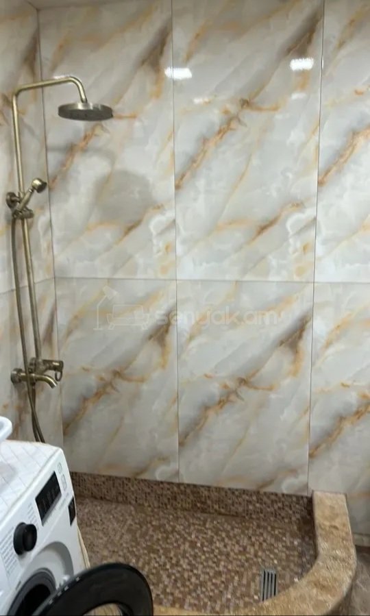3 Սենյականոց Բնակարան Քարե Շենքում, 73քմ, 2/4 հարկ, Կապիտալ Վերանորոգված, Կահավորված