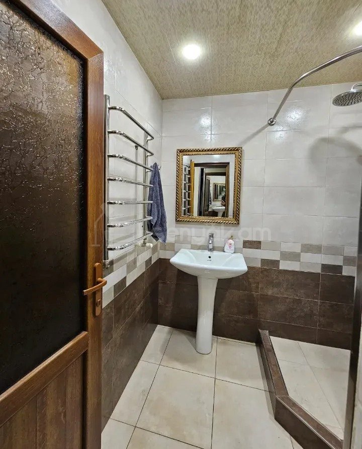 3 Սենյականոց Բնակարան Քարե Շենքում, 54քմ, 4/4 հարկ, Կապիտալ Վերանորոգված