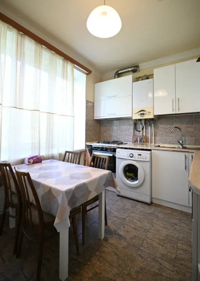 2 Սենյականոց Բնակարան Քարե Շենքում, 63քմ, 5/5 հարկ, Կապիտալ Վերանորոգված, Կահավորված