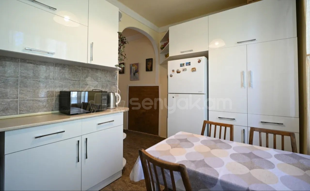 2 Սենյականոց Բնակարան Քարե Շենքում, 63քմ, 5/5 հարկ, Կապիտալ Վերանորոգված, Կահավորված