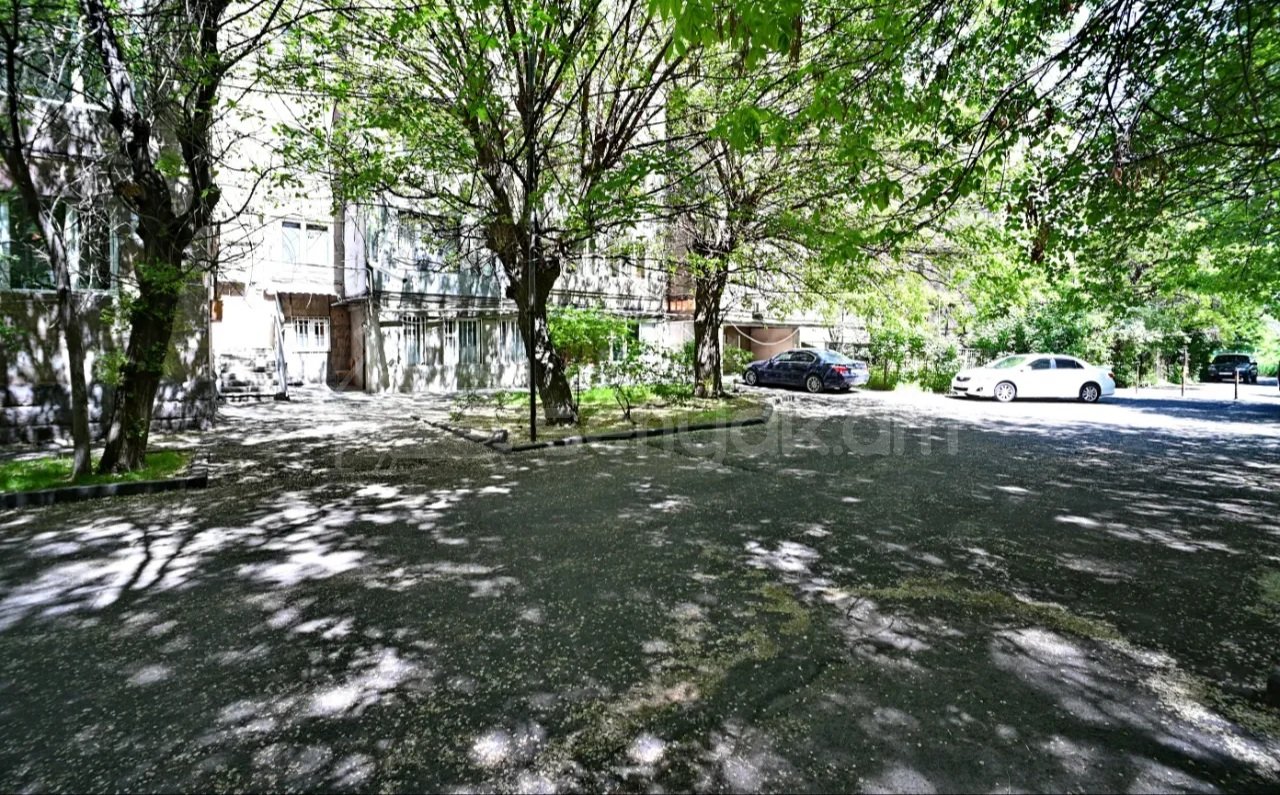 2 Սենյականոց Բնակարան Քարե Շենքում, 63քմ, 5/5 հարկ, Կապիտալ Վերանորոգված, Կահավորված