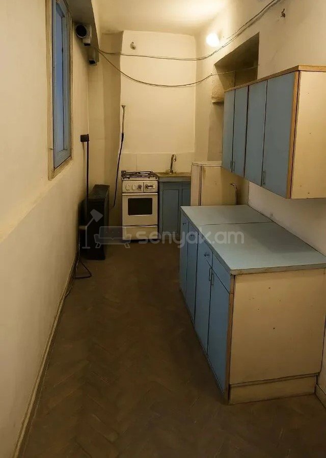 1 Սենյականոց Բնակարան Քարե Շենքում, 45քմ, 1/5 հարկ, Պետական Վիճակում