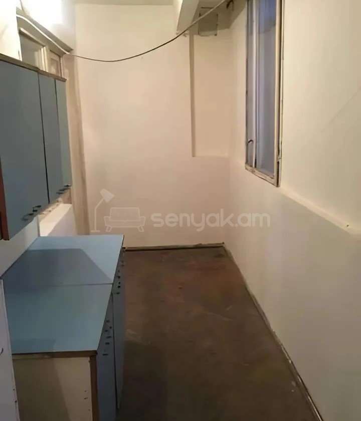 1 Սենյականոց Բնակարան Քարե Շենքում, 45քմ, 1/5 հարկ, Պետական Վիճակում