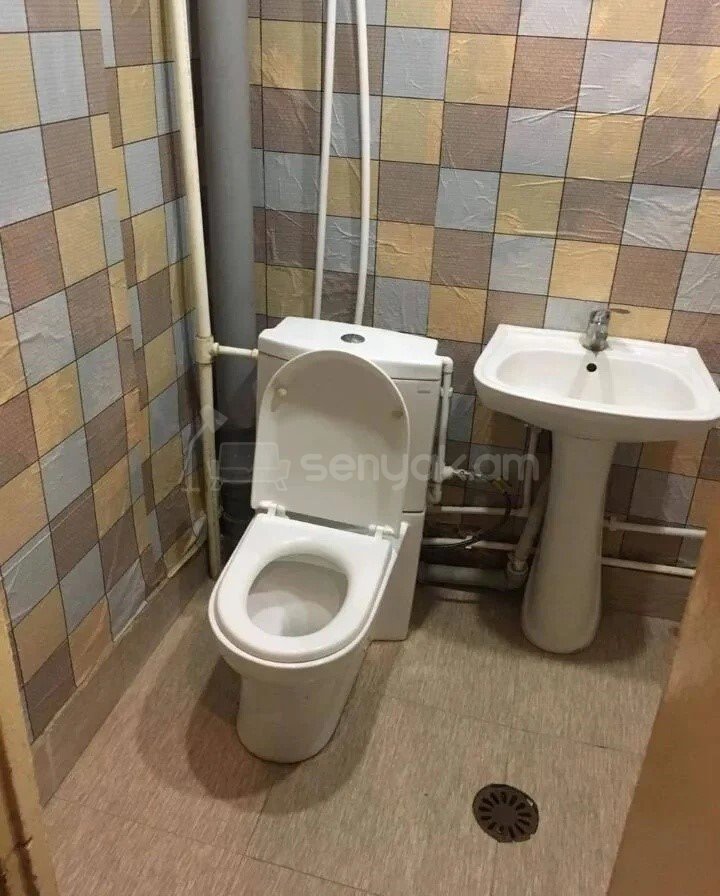 1 Սենյականոց Բնակարան Քարե Շենքում, 45քմ, 1/5 հարկ, Պետական Վիճակում