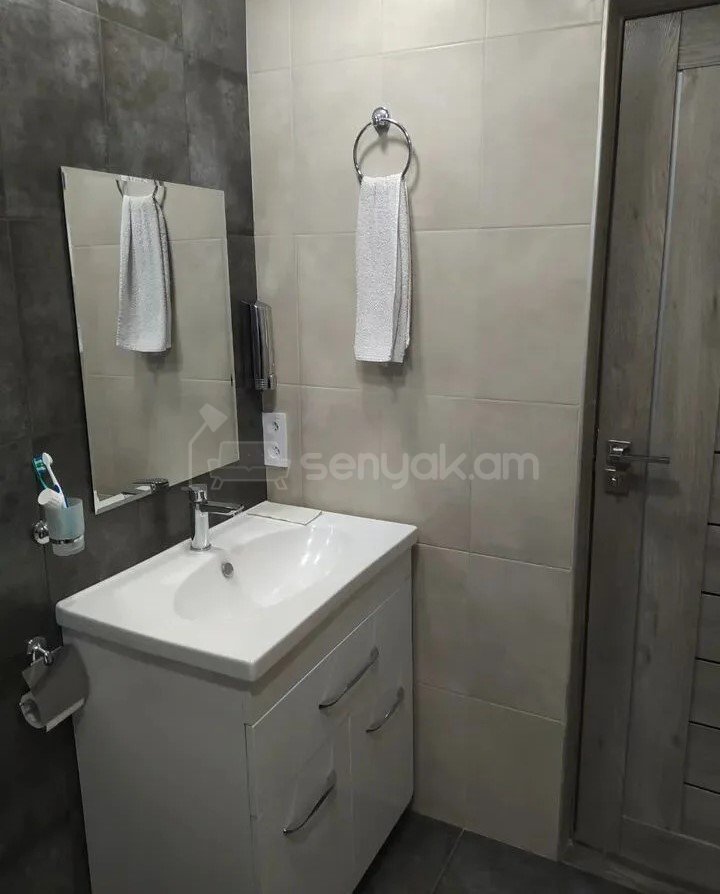 2 Սենյականոց Բնակարան Քարե Շենքում, 45քմ, 3/5 հարկ, Կապիտալ Վերանորոգված