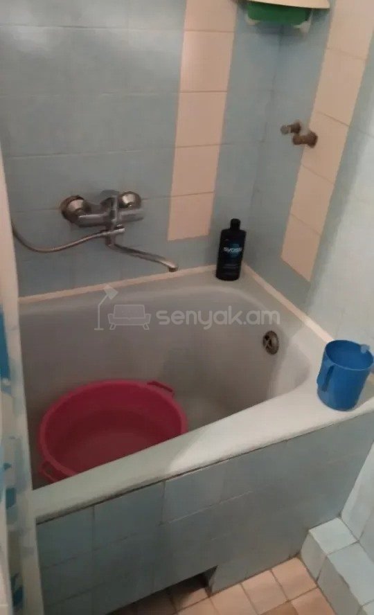 1 Սենյականոց Բնակարան Քարե Շենքում, 63քմ, 5/5 հարկ, Նորմալ Վիճակում