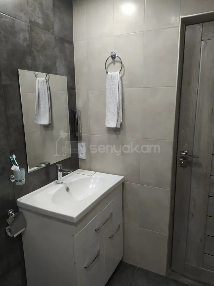 2 Սենյականոց Բնակարան Քարե Շենքում, 45քմ, 3/5 հարկ, Կապիտալ Վերանորոգված
