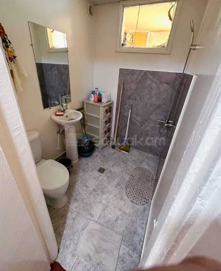 2 Սենյականոց Բնակարան Քարե Շենքում, 40քմ, 4/4 հարկ, Նորմալ Վիճակում, Կահավորված