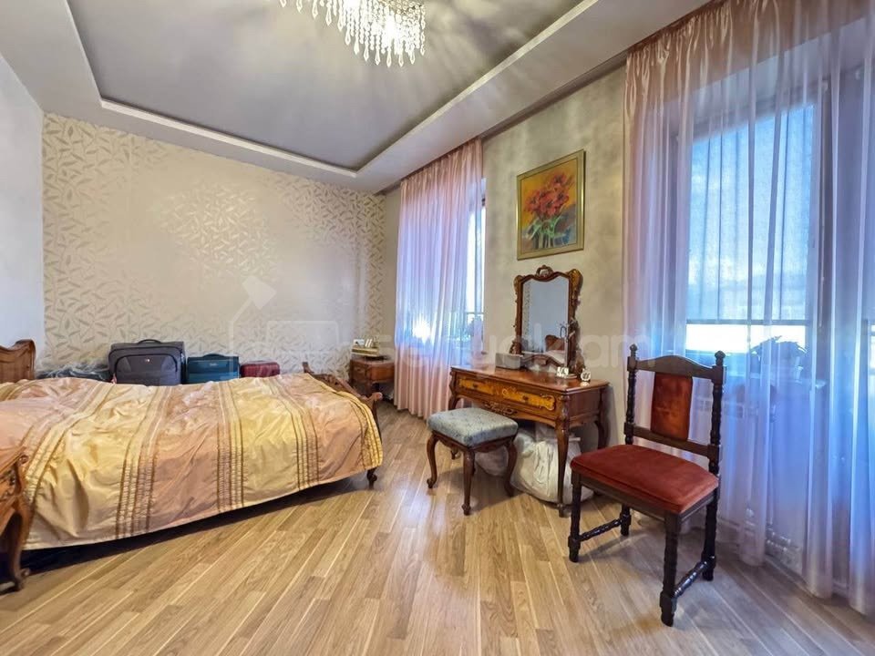 4 Սենյականոց Բնակարան Քարե Շենքում, 142քմ, 4/5 հարկ, Նորմալ Վիճակում
