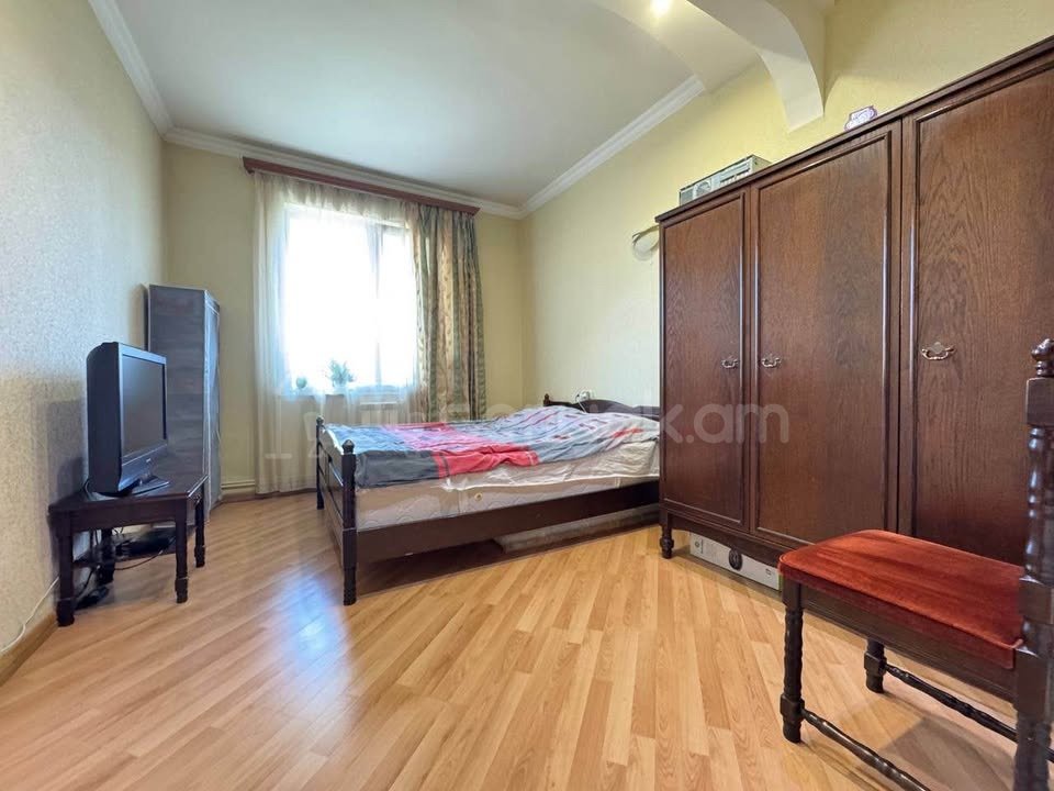 4 Սենյականոց Բնակարան Քարե Շենքում, 142քմ, 4/5 հարկ, Նորմալ Վիճակում
