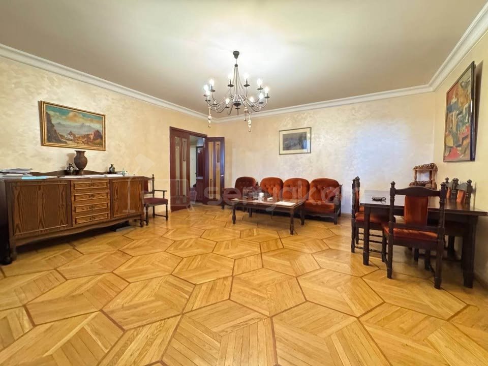 4 Սենյականոց Բնակարան Քարե Շենքում, 142քմ, 4/5 հարկ, Նորմալ Վիճակում