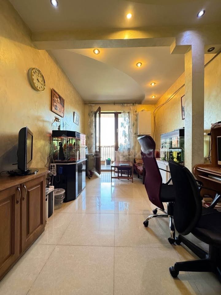 4 Սենյականոց Բնակարան Քարե Շենքում, 142քմ, 4/5 հարկ, Նորմալ Վիճակում