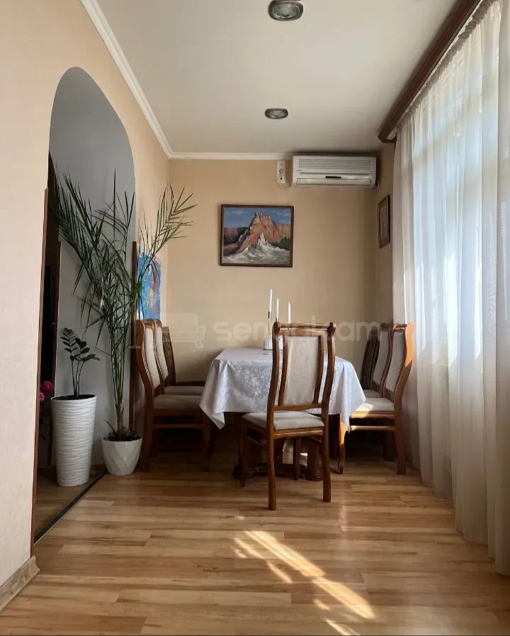 3 Սենյականոց Բնակարան Քարե Շենքում, 73քմ, 2/4 հարկ, Կապիտալ Վերանորոգված